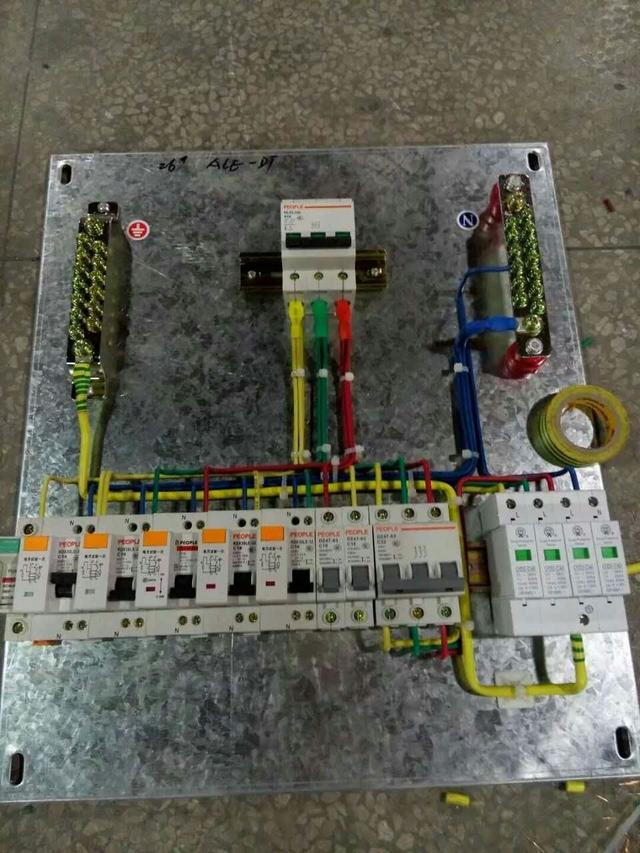 跟著師傅學(xué)做配電箱，看到師傅的手藝，我不好意思開始